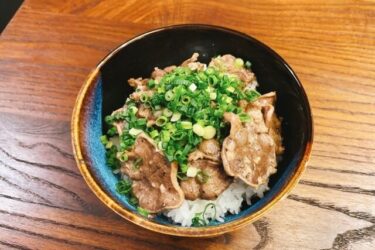 【シンプル旨い！】ネギ豚タン丼のレシピ・作り方